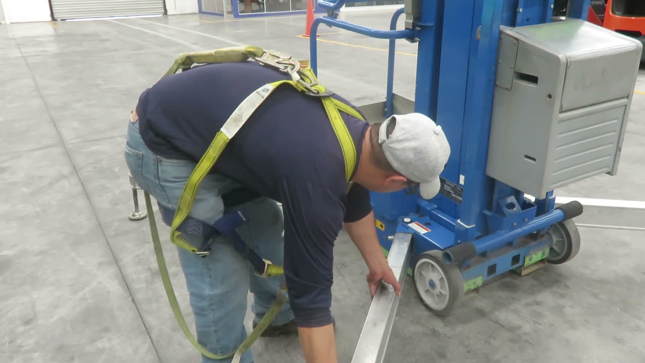 Como Operar o Manejar un Elevador El&eacute;ctrico Personal Marca UPRIGHT Modelo 068003-001 de 300 Libras.