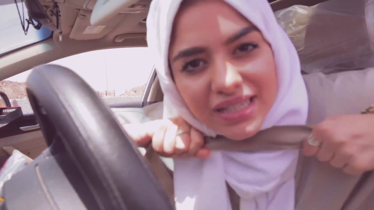 Arab Girl Freestyle On Car   Leesa   Arabic Trap