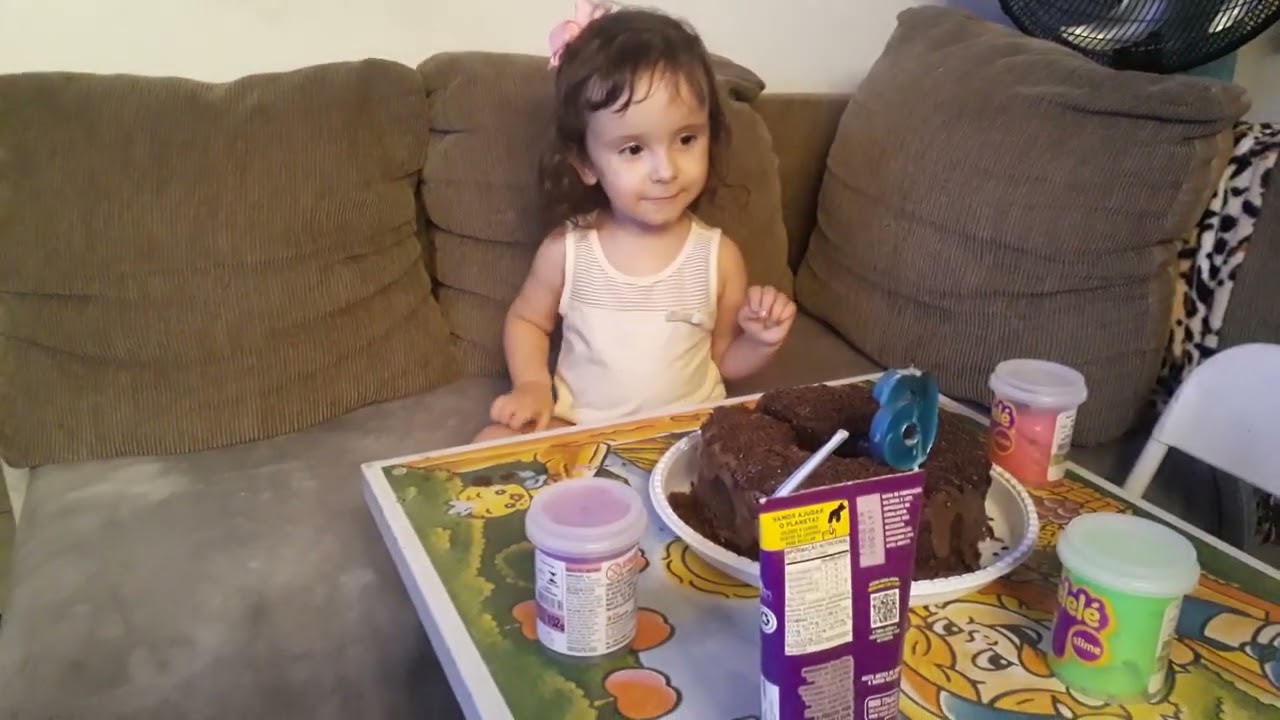 Lorena e vovó brincando de  aniversário de mentirinha 