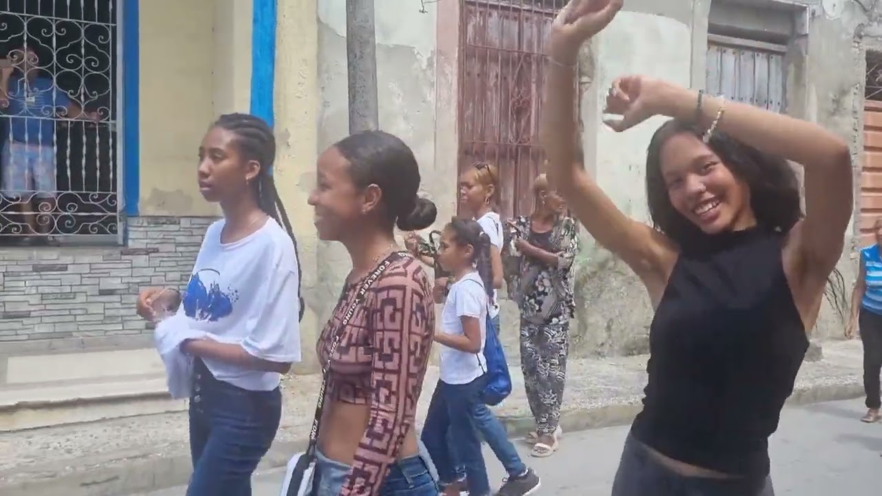 CALLE BARNADA EN SANTIAGO DE CUBA LA CONGA!
