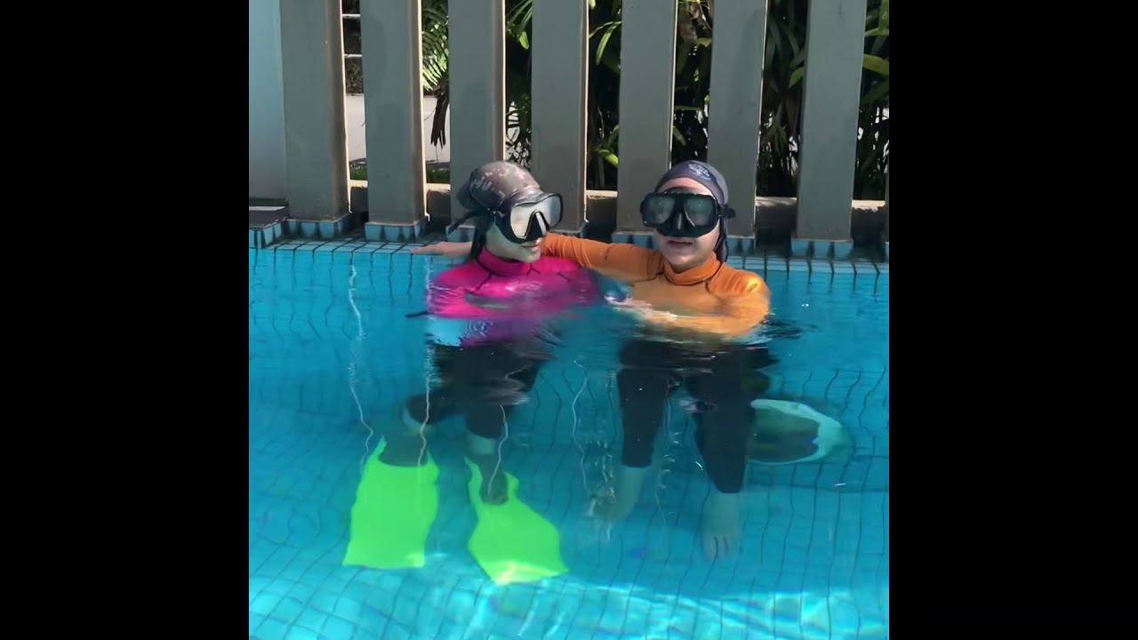 Divemaster Skills by Junior Diver- buddy air sharing & scuba equipment exchange underwater