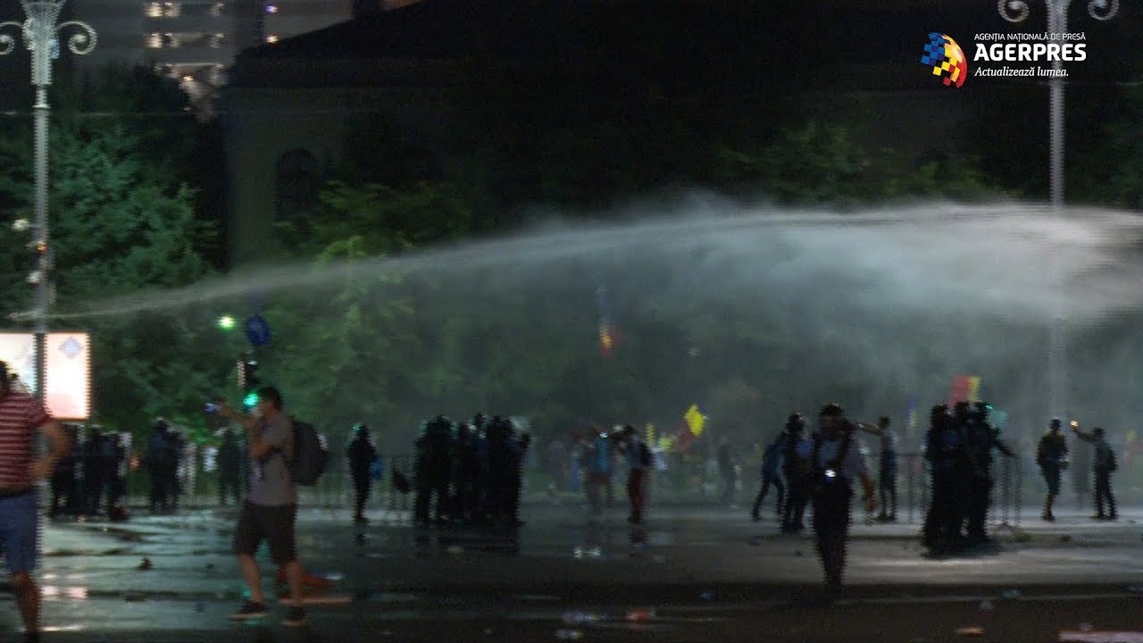 Protest cu sute de răniți; jandarmii au intervenit pentru a evacua Piaţa Victoriei