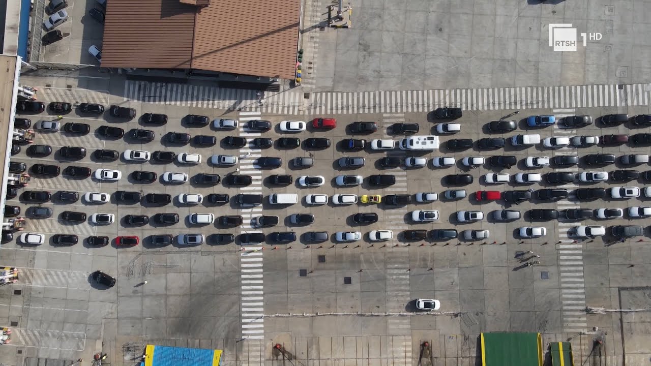 Mijëra turistë nga Porti i Durrësit/ Kapiteneria shton sportelet, 5 tragete në lundrim | RTSH