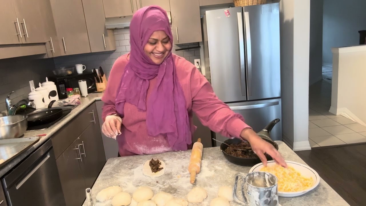 طريقتي في عمل البيتزا وفطاير 🍖 لحمه 🇨🇦❄️☔️🍕🌧️
