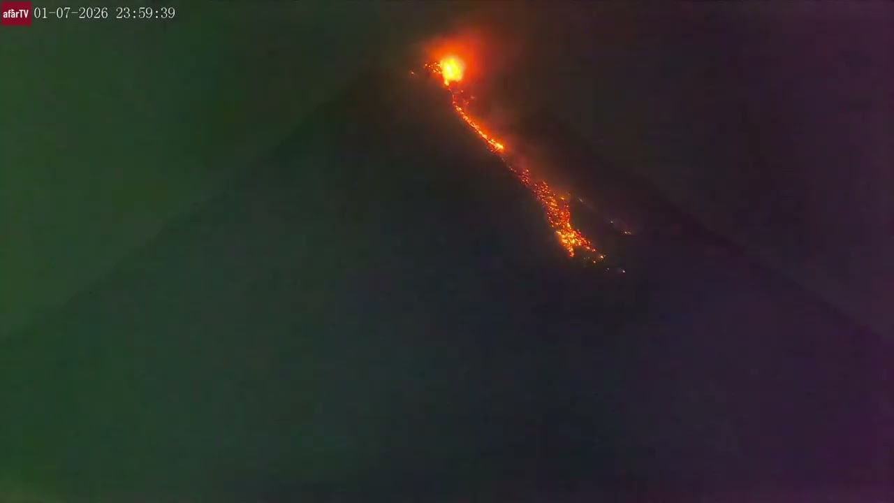 Molten Lava Rock Descending Mayon Volcano in the Philippines (Jan 7, 2026)