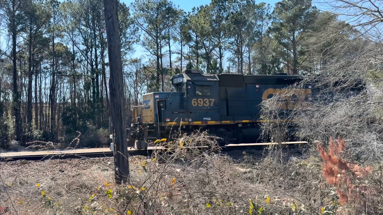GP40-2 CSX 6937 pulls local Y121 out of Savannah Yard loop. 2/7/2026 12:16 PM