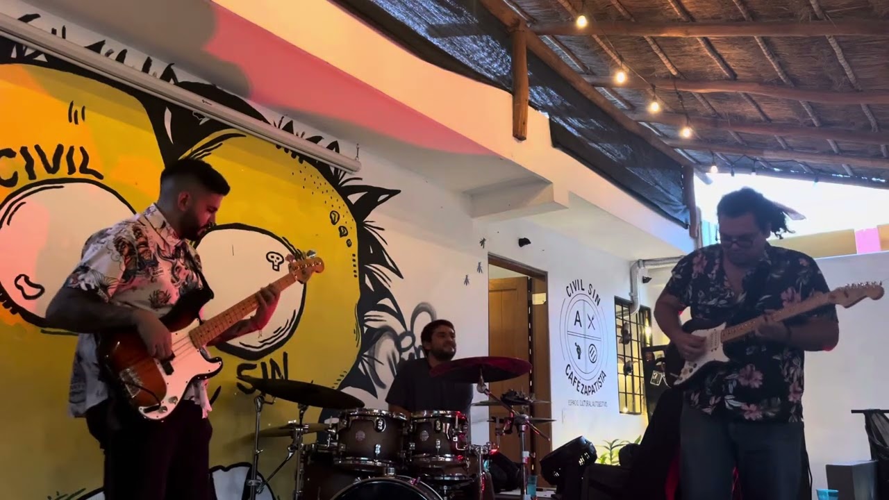 El oso Avalle trio - Randy Molina y Mika Lath