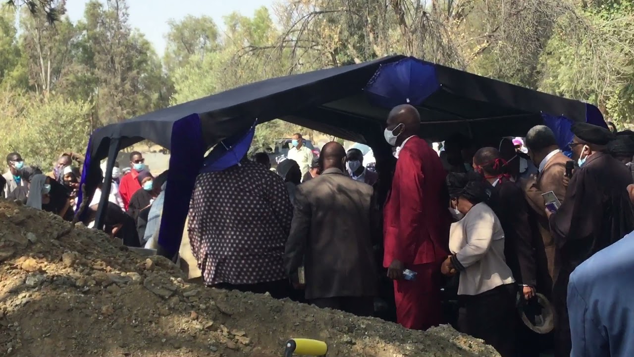 Bishop Emeritus //Gamxamub sending off Ouderling Enghono with #Kheisa !hub