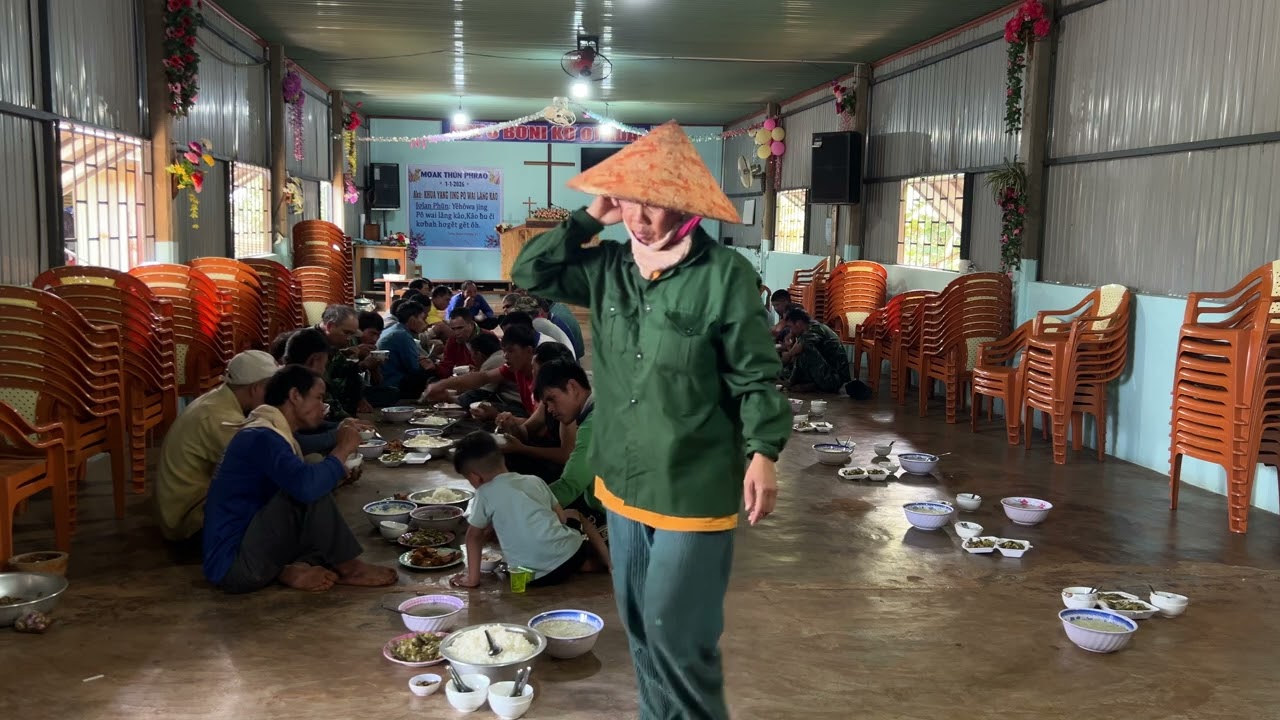 Buổi trưa ăn cơm ở nhà thờ plei Klah 2