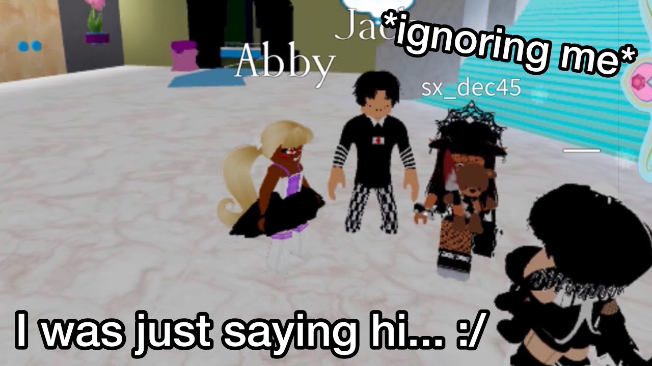 People ignore me on royale high because I dress like this.... :/