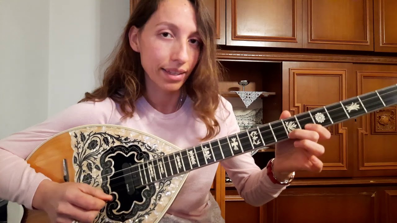 Το βουνό - Μάθημα μπουζούκι. Konstantina - bouzouki lessons