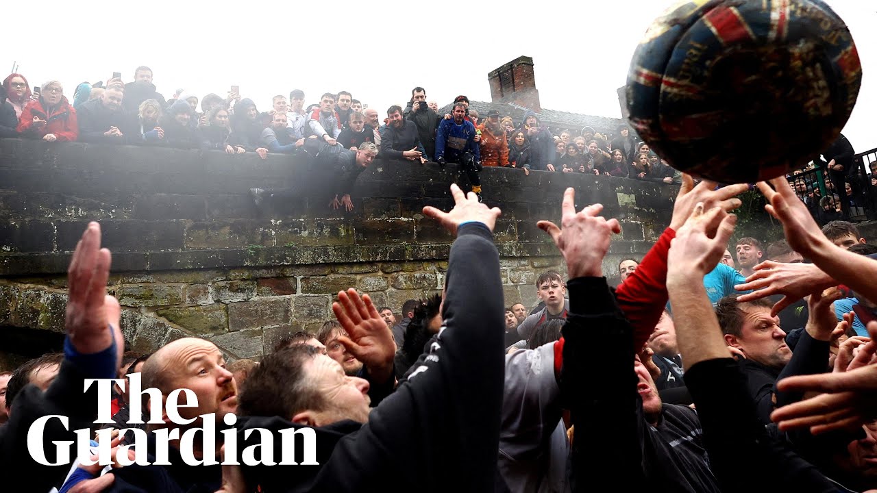 Tysiące os&oacute;b gromadzi się na corocznym meczu piłki nożnej Royal Shrovetide