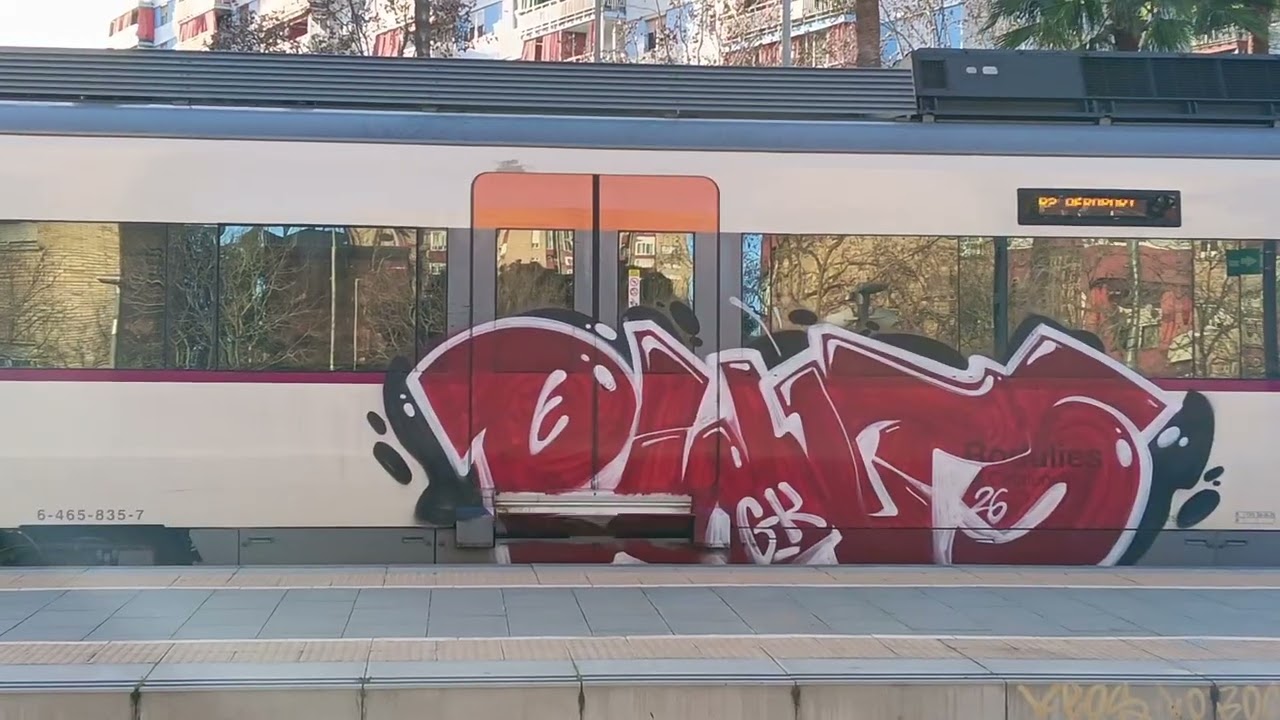 Entrando/ Saliendo de la estación Bellvitge-Gornal Rodalies de Catalunya Civia 465 línea R2