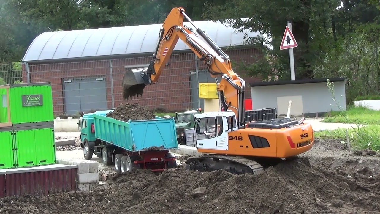 Liebherr 946 RC excavator loading and overview