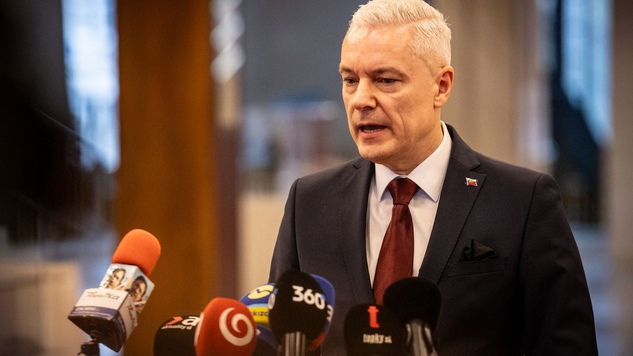 „Sú to politické hry Šutaja Eštoka.“ Prečo vyhodili Jána Ferenčáka z Hlasu? | Aktuality