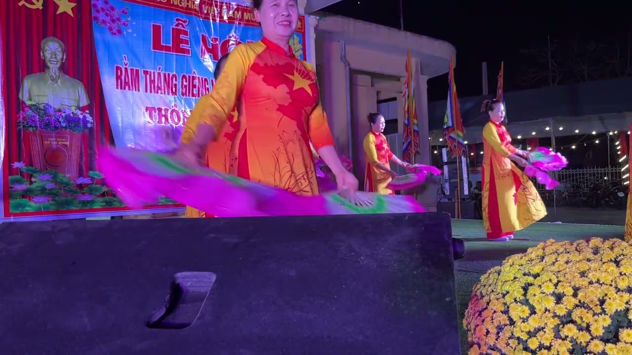 buổi tối giao lưu với các thôn , chào mừng ngày lễ hội đầu năm thôn trâm khê !đã thành công rực rỡ !