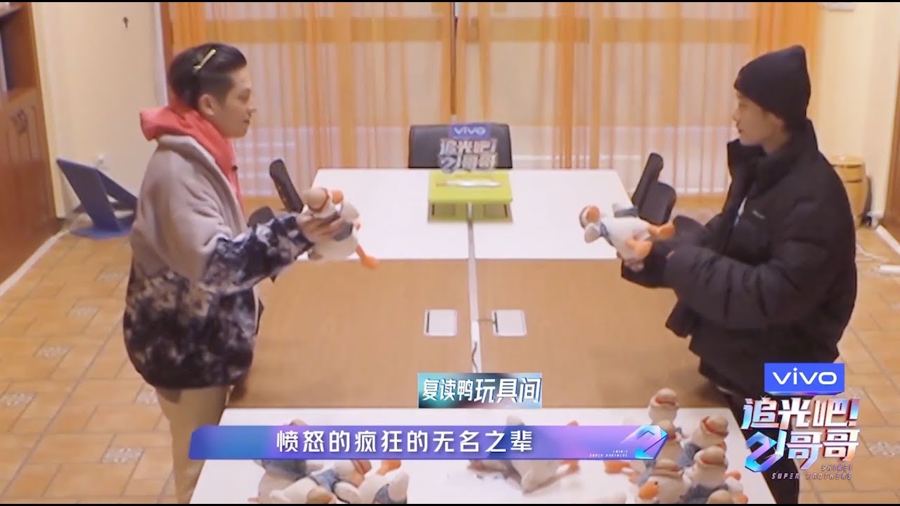 花絮：檀健次跟符龙飞在玩具间一起玩游戏，两人还互吹彩虹屁夸赞彼此！《追光吧哥哥》
