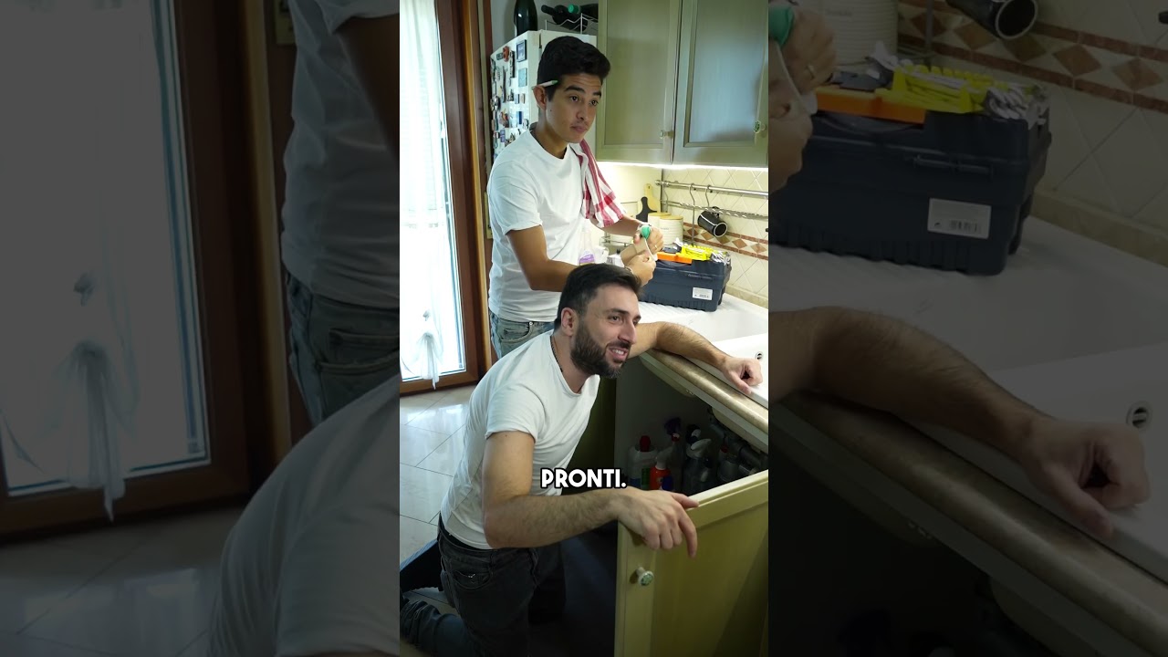 Manu aspetta l'idraulico