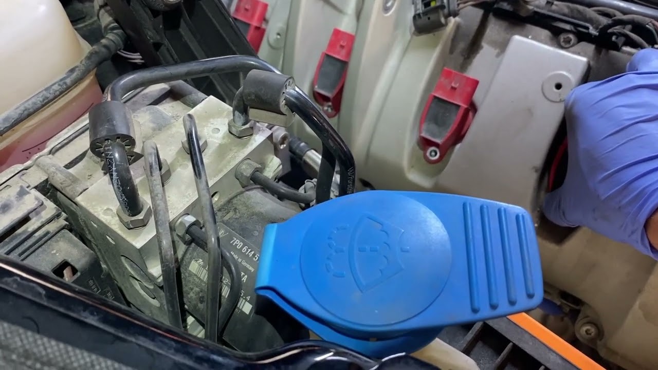 PORSCHE CAYENNE 958 V8 4.8L SPARK PLUGS & IGNITION COILS REMOVAL AND REPLACEMENT