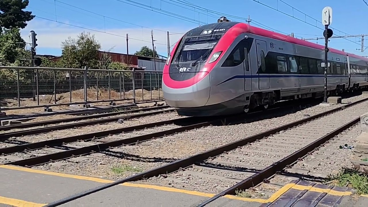 Tren rápido saliendo desde estación San Fernando 
