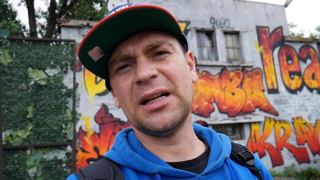 Człowiek Artysta Graffiti na Lini kolejowej Warszawa Zachodnia