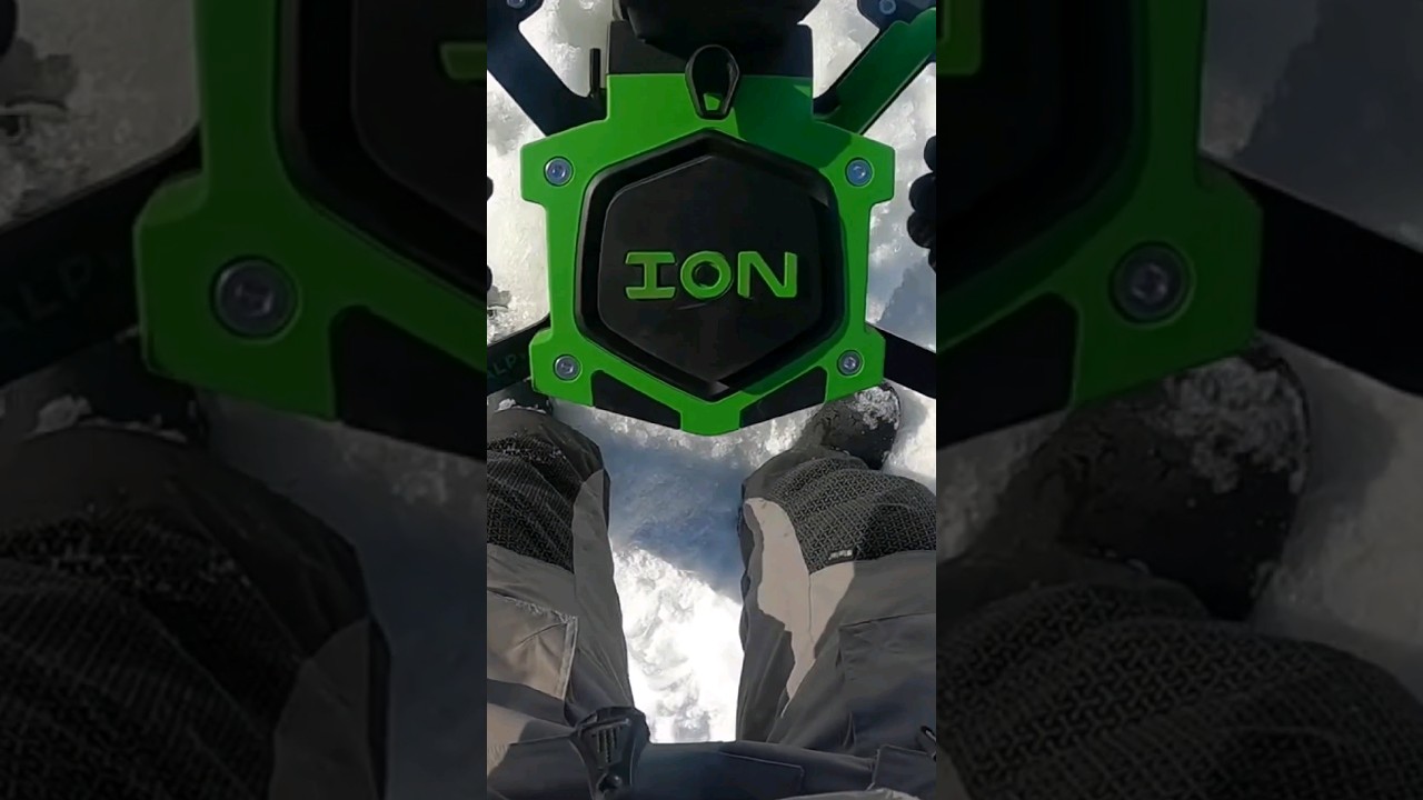Бурение перекрывающихся лунок для подледной рыбалки с помощью бура ION Alpha Plus.