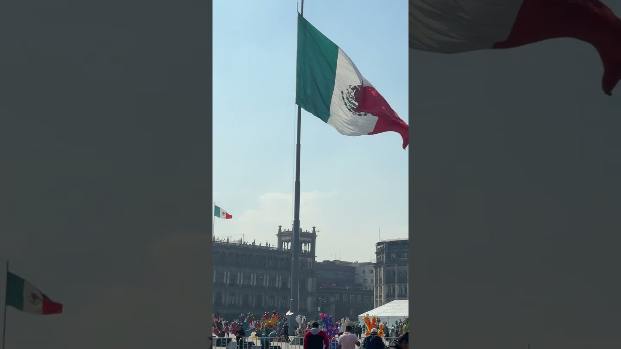 Así se mira bajando del metro y subiendo al zócalo 