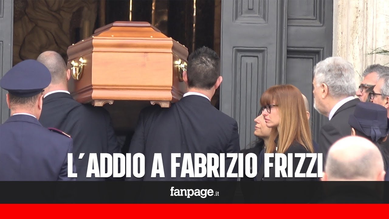Funerali Fabrizio Frizzi, il dolore della moglie e del fratello all'arrivo della bara