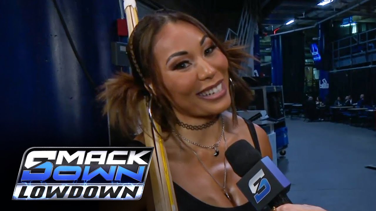 Мичин угрожает Челси Грин своей палкой для кэндо: SmackDown LowDown, 27 декабря 2024 г.