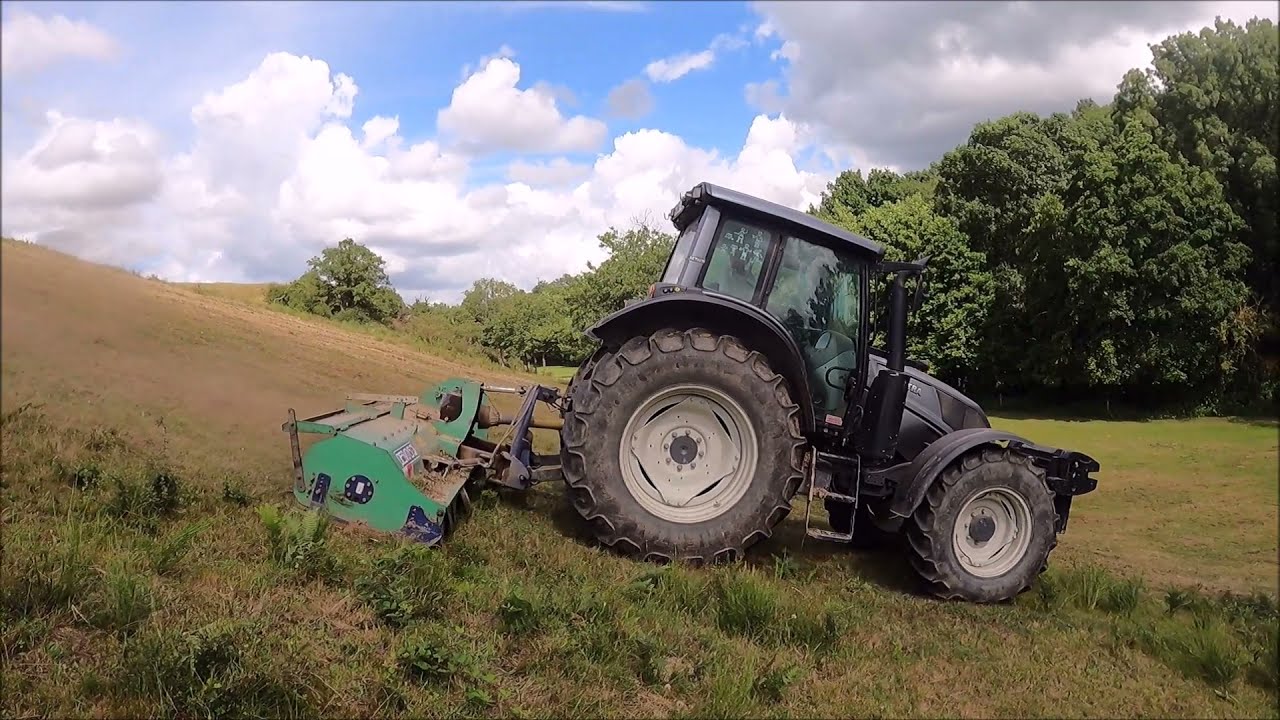 Broyeur DESVOYS et VALTRA dans les pentes