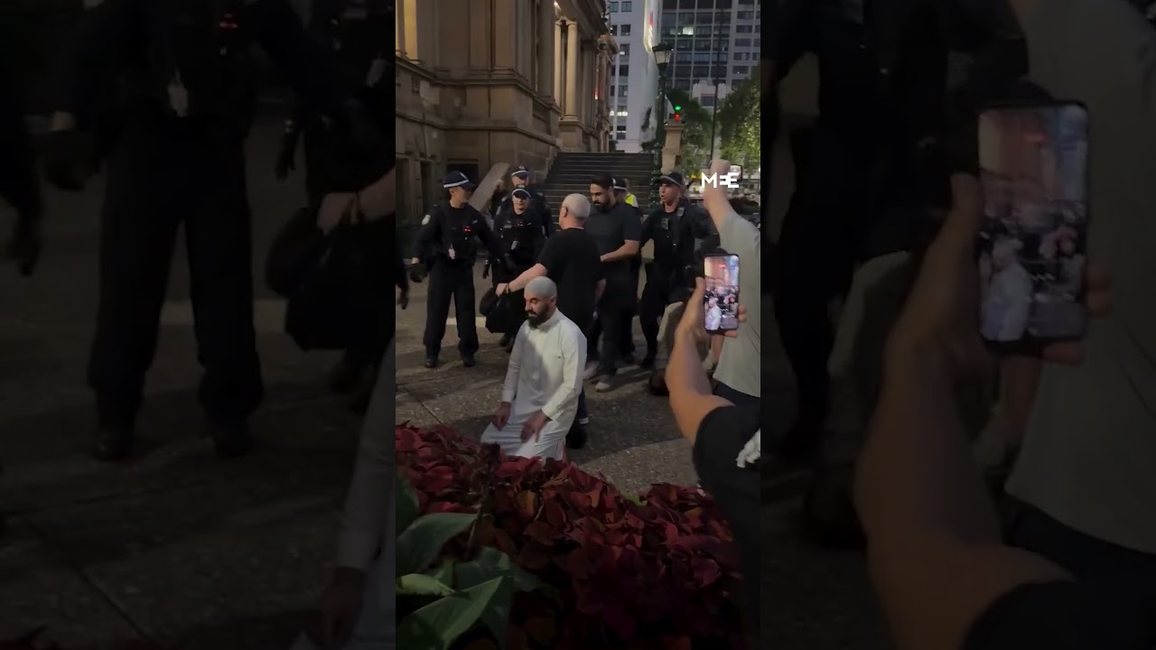 Australia police assault Muslims during prayer at Herzog protest