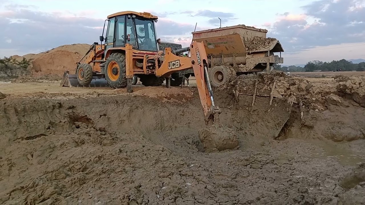 Short video 💥new comedy funny bulldozer gadi JCB golden Baba zindabad zindabad tipper gadi 🚍🚜😅
