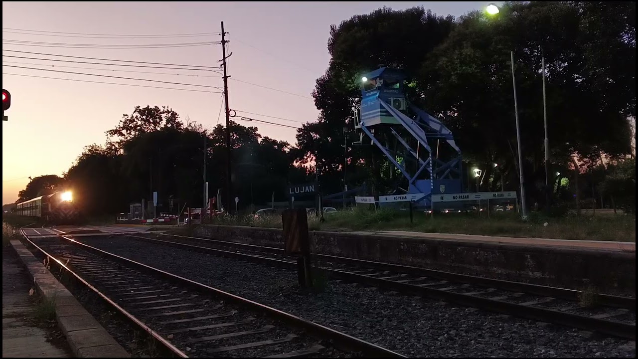 Pruebas con el trípode!!! GR12 6626 a cargo de un local descendente llegando a la estación de Luján