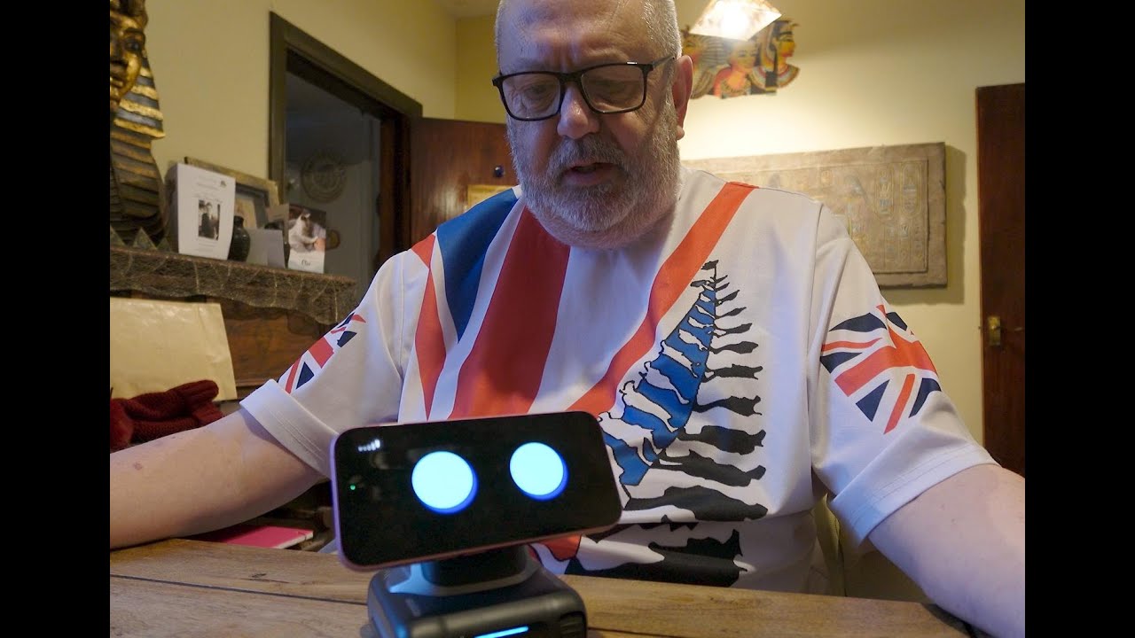 LOOI - Your Desktop Robot Companion - First impressions.