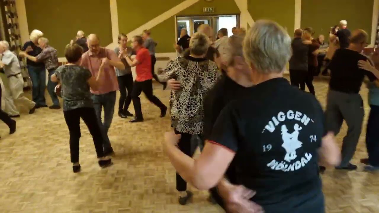 Fräntorps Folkets Hus 30/10 2023. Dansen heter JODDLARSNOA. Spelmän EMG.