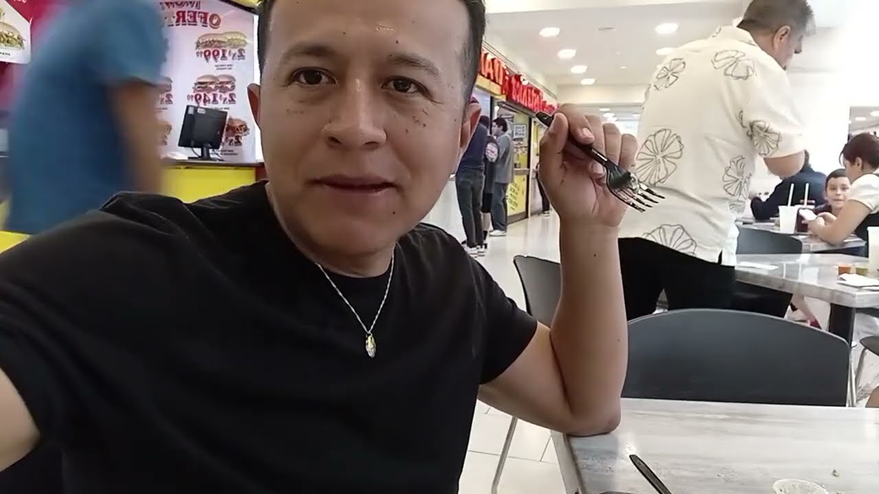 comiendo en la interplaza de Monterrey