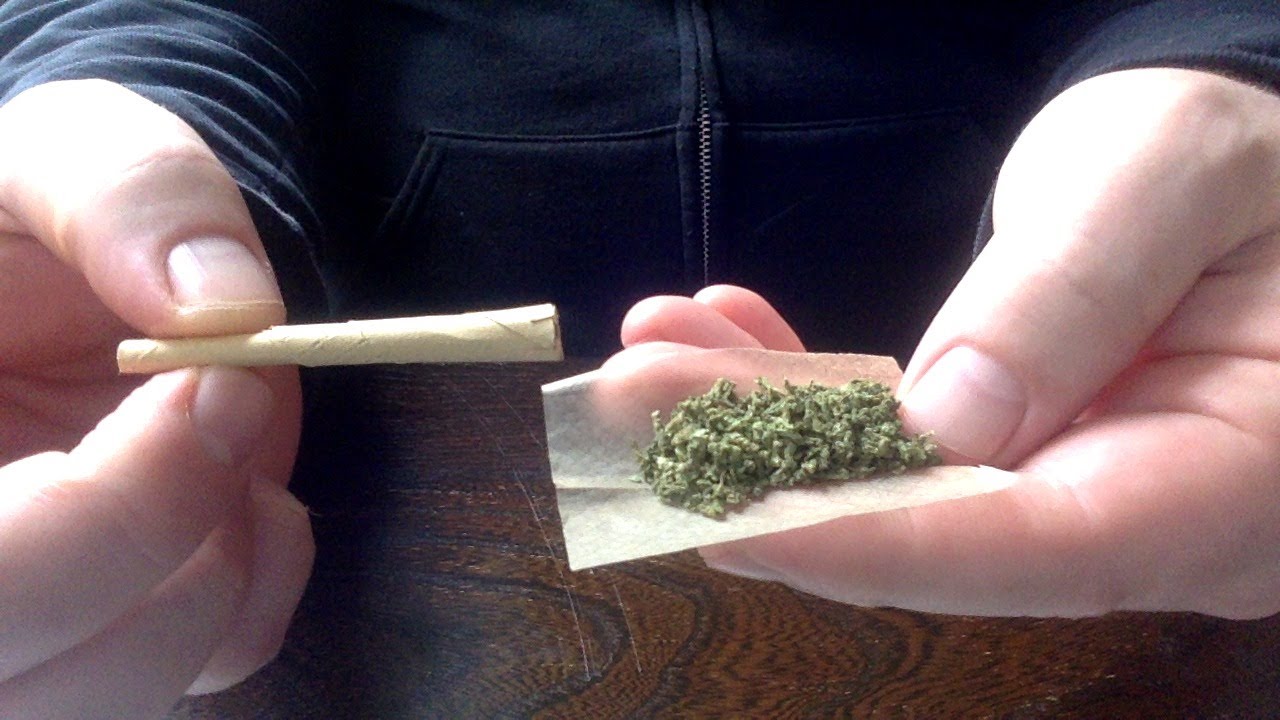 rolling CBD flowers with the Paper Staylit tip