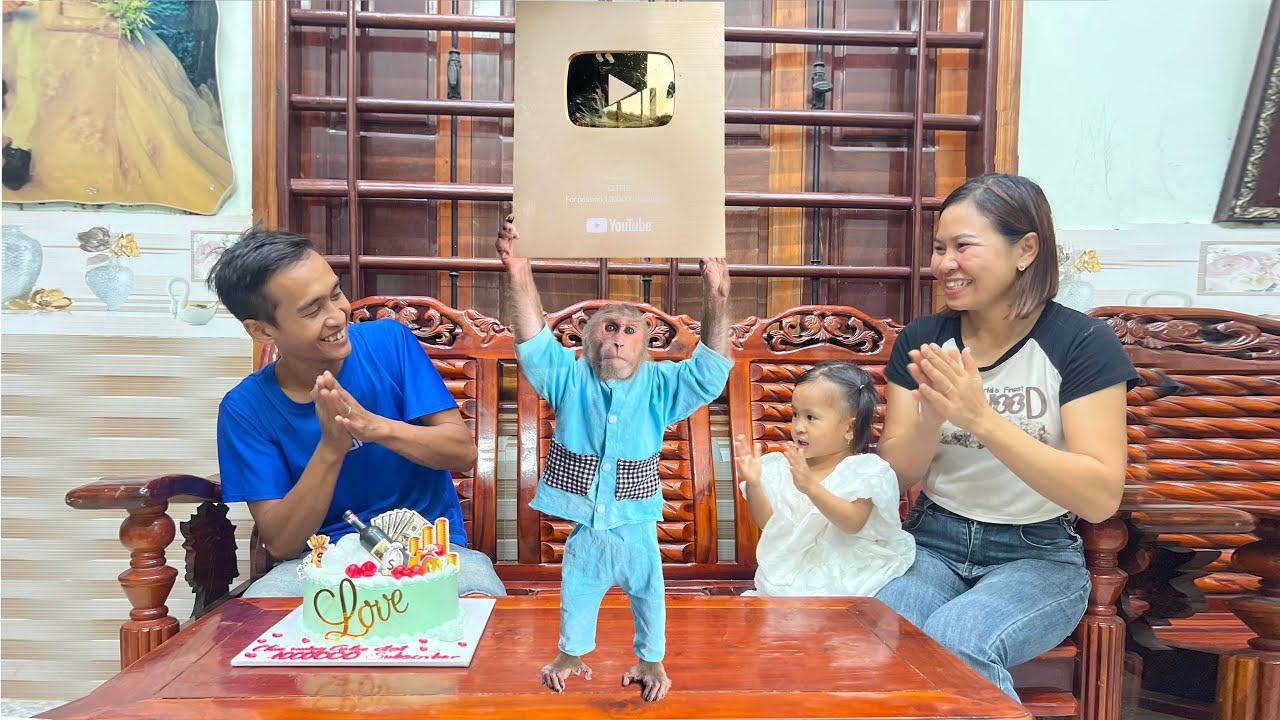 Cutis Family Thanks A Million Hearts For Love (Gold Button)