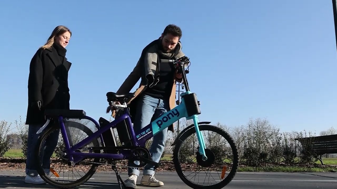 Le double Pony, à deux sur un vélo electrique...