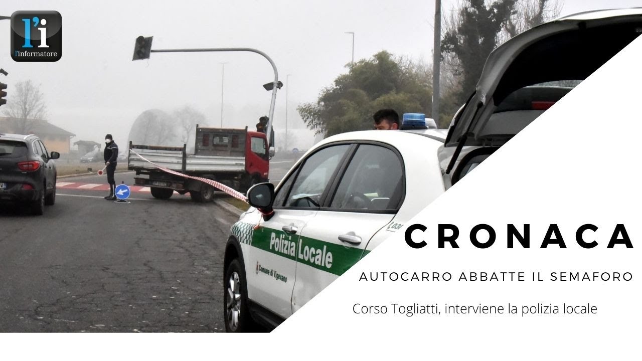 Corso Togliatti, camion abbatte il semaforo