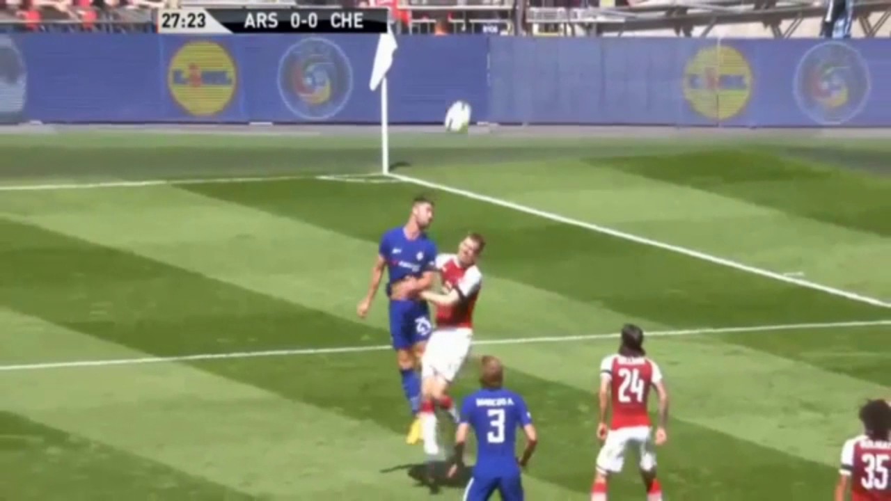 Mertesacker suffers nasty head injury-Arsenal Vs Chelsea