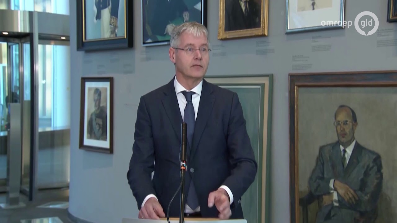 TERUGKIJKEN | Minister Slob geeft toelichting op schrappen examens