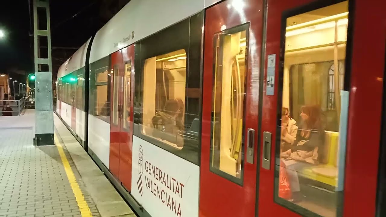 Tren Metrovalencia 4300 destinació Rafelbunyol eixint de l'estació de Masamagrell.