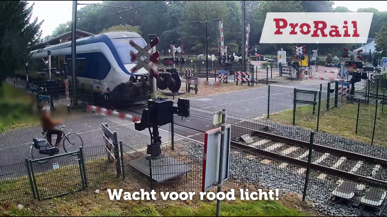 Rode lichten = wachten bij de bewaakte overweg! | ProRail