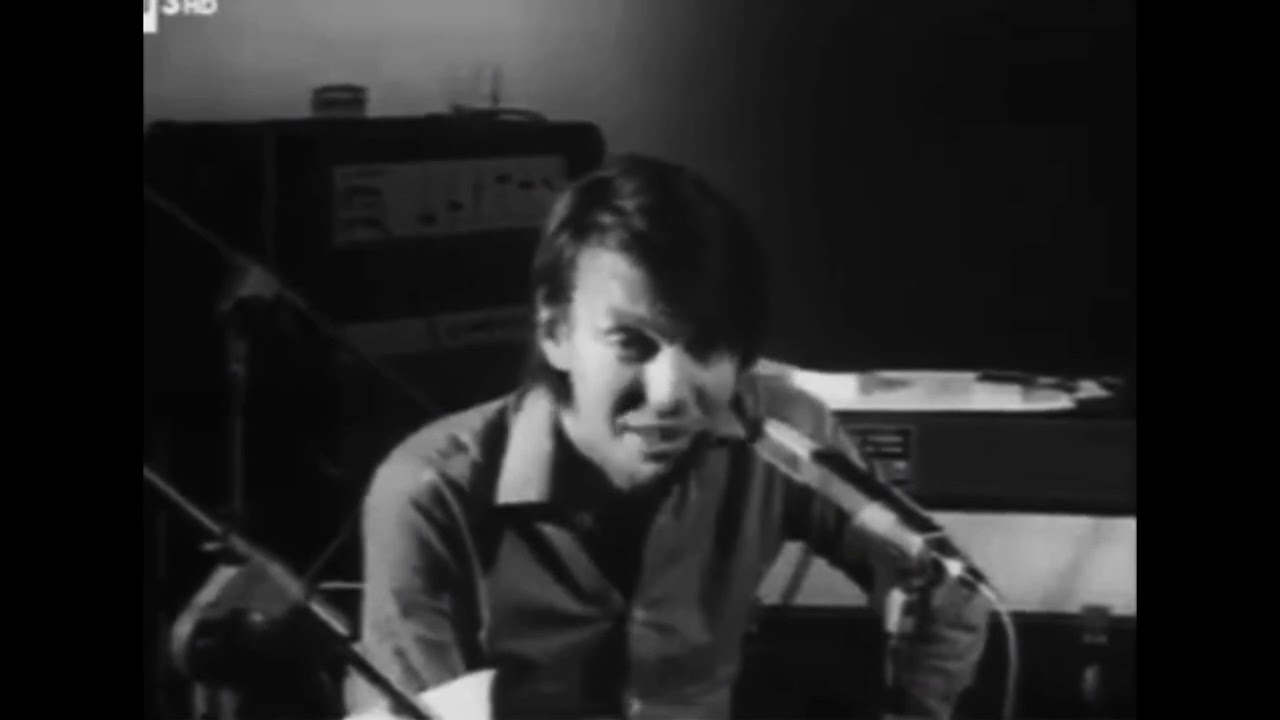 Fabrizio De André - RARI spezzoni da “Alle sette della sera” (1975)— Intervista + La guerra di Piero