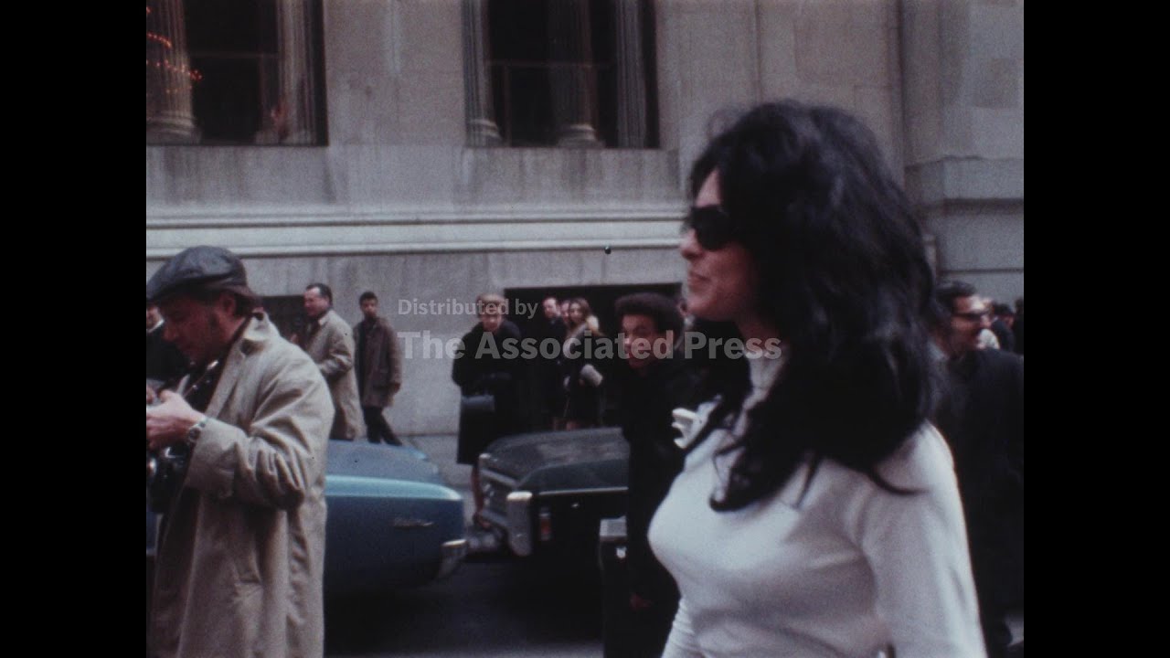 NY: Stripper strolls down wall street