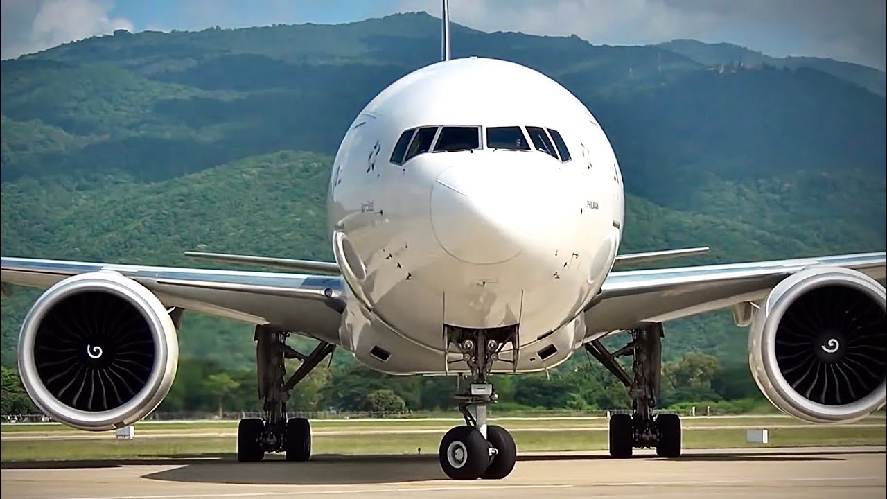 Boeing 777-300ER Thai Airways HS-TKK @ CNX.