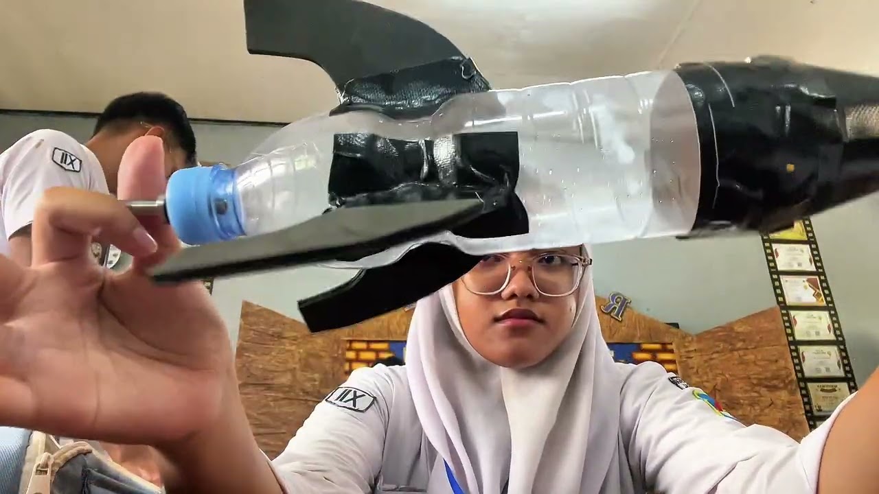 PEMBUATAN ROKET AIR DARI BOTOL PLASTIK [HUKUM III NEWTON] - UJIAN PRAKTIK FISIKA