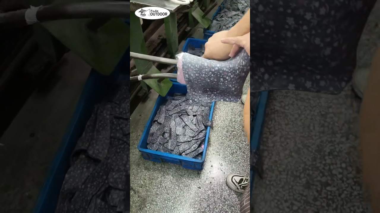 Women rubber boots mass manufacturing #rubberboots #rainboots