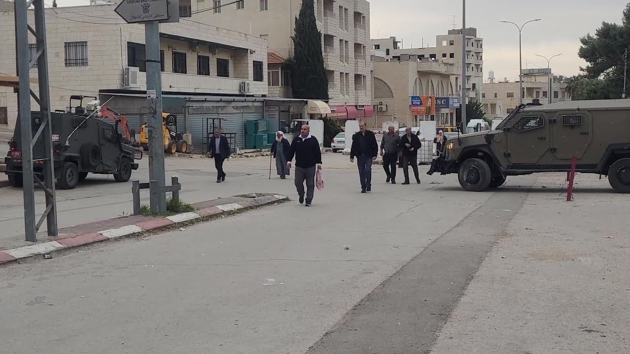 مواطنون يحاولون عبور حاجز بيت لحم العسكري لصلاة الجمعة الأخيرة من رمضان في المسجد الأقصى بالقدس
